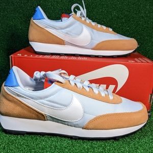 NIKE WOMEN'S DAYBREAK FOOTBALL GREY